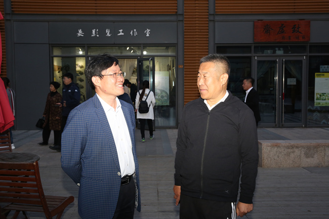 中书工委会长郭子良（左一）与商务局长于成国（右一）在广厦艺术街亲切交流。_副本.jpg